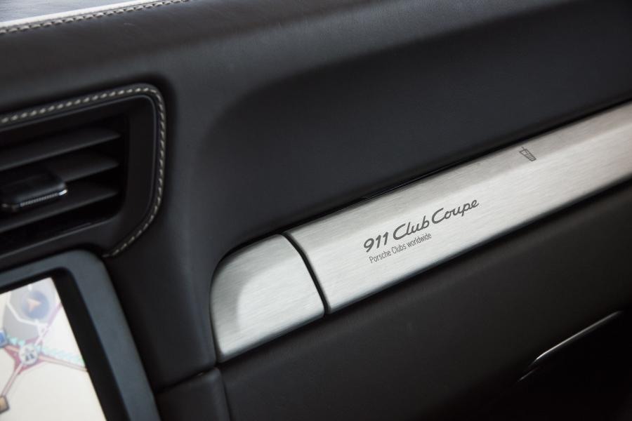 Детали интерьера Porsche 911 Club Coupe 2012 года  (фото 2 из 16)